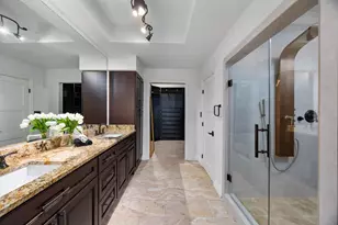 252 Sugar Berry Cir, Houston, TX 77024 - Photo 33