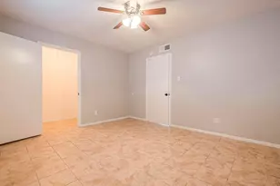 1108 W Tri Oaks Ln, Houston, TX 77043 - Photo 15