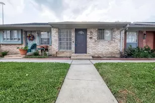 1108 W Tri Oaks Ln, Houston, TX 77043 - Photo 1