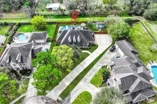 18 Falling Leaf Ct, Friendswood, TX 77546 - Photo 1