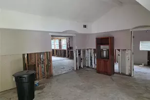 326 Texas Ave, Bacliff, TX 77518 - Photo 9