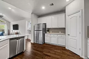 211 Mdw Rdg Wy, Clute, TX 77531 - Photo 11