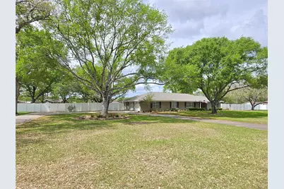 2101 Meadow Lane, El Campo, TX 77437 - Photo 3