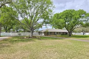 2101 Meadow Ln, El Campo, TX 77437 - Photo 3