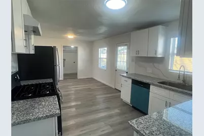 2302 35th Ave N, Texas City, TX 77590 - Photo 5