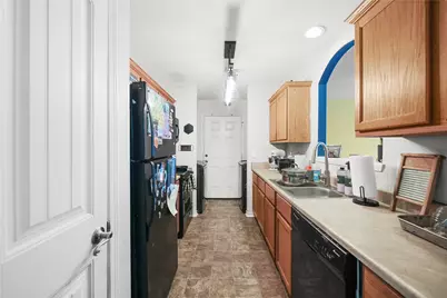 1402 W Phillips St, Alvin, TX 77511 - Photo 9