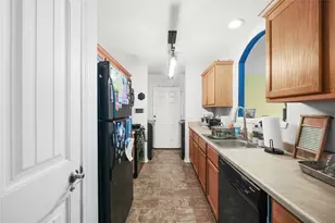 1402 W Phillips St, Alvin, TX 77511 - Photo 9