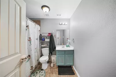 1402 W Phillips St, Alvin, TX 77511 - Photo 11