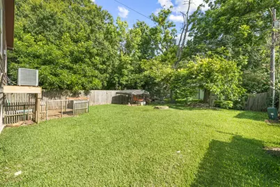 1402 W Phillips St, Alvin, TX 77511 - Photo 3