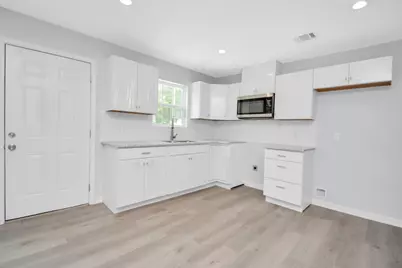 8595 Parkway Dr #B, Houston, TX 77088 - Photo 7