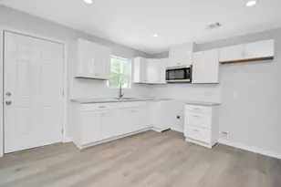 8595 Parkway Dr, Houston, TX 77088 - Photo 7