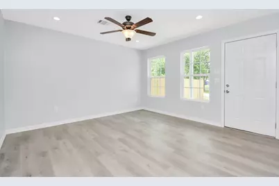8595 Parkway Dr #B, Houston, TX 77088 - Photo 5