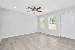 8595 Parkway Dr, Houston, TX 77088 - Photo 5