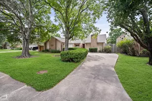 1034 Coachlight Dr, Houston, TX 77077 - Photo 3