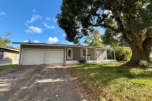 612 Winding Way St, Lake Jackson, TX 77566 - Photo 1