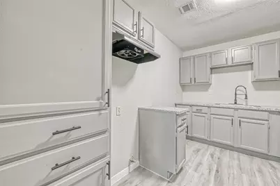 5962 Willow Glen Drive, Houston, TX 77033 - Photo 5