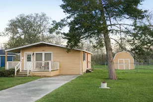 102 Magnolia St, Lake Jackson, TX 77566 - Photo 1