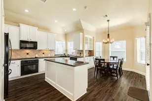 264 Lasso St, Angleton, TX 77515 - Photo 9