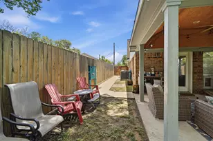814 Kimmons Dr, Alvin, TX 77511 - Photo 23