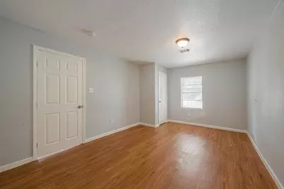 5619 Willow Glen Drive, Houston, TX 77033 - Photo 9