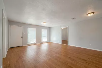 5619 Willow Glen Drive, Houston, TX 77033 - Photo 3