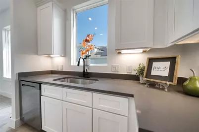 8107 Calhoun Road, Houston, TX 77033 - Photo 7