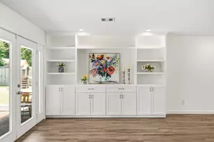 9634 Meadowglen Ln, Houston, TX 77063 - Photo 11