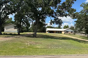 510 N Ray St, Buffalo, TX 75831 - Photo 1