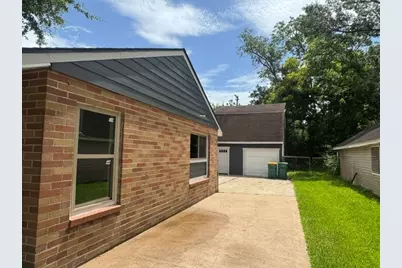 1607 W Houston Drive, La Marque, TX 77568 - Photo 3
