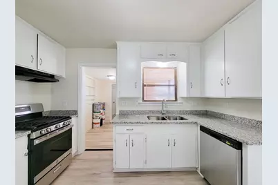 133 S Yaupon Street, Lake Jackson, TX 77566 - Photo 3