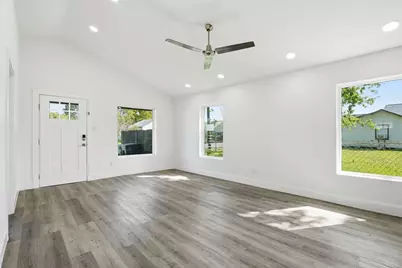 4929 Creekmont Drive, Houston, TX 77091 - Photo 5