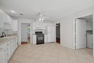 413 Farrer St, Angleton, TX 77515 - Photo 11