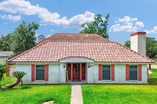 327 Live Oak Ln, Lake Jackson, TX 77566 - Photo 5