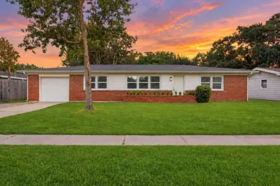 416 21st Avenue N, Texas City, TX 77590 - Photo 1