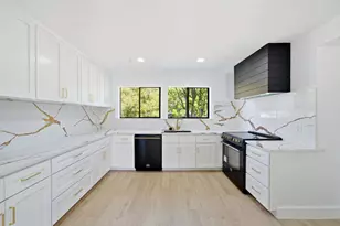 18646 Martinique Dr, Houston, TX 77058 - Photo 17