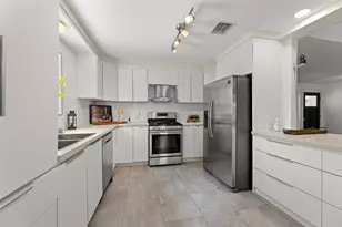 10611 Deerwood Rd, Houston, TX 77042 - Photo 9