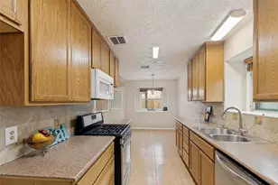 1009 Canyon Springs Dr, La Porte, TX 77571 - Photo 9