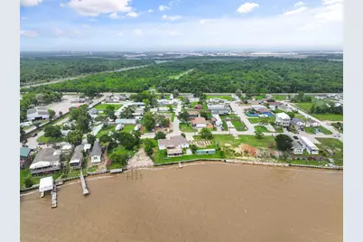 2431 Bay Oaks Harbor Drive, Baytown, TX 77523 - Photo 31