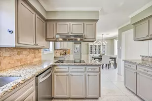 304 Chester Dr, Friendswood, TX 77546 - Photo 17