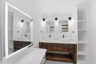 2044 Des Jardines St, Houston, TX 77023 - Photo 9