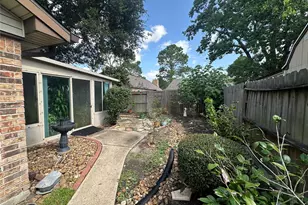 15715 Mill Point Dr, Houston, TX 77059 - Photo 27