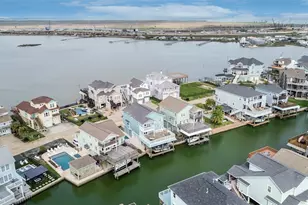 429 Jeanie Lynne Circle, Tiki Island, TX 77554 - Photo 3