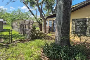 404 Svoboda St, Yoakum, TX 77995 - Photo 3