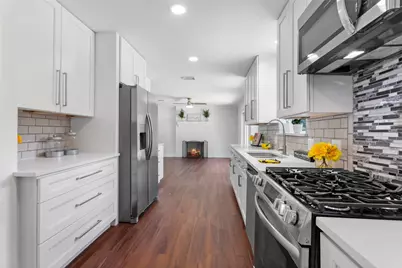 1325 Oak Hollow Drive, Dickinson, TX 77539 - Photo 9