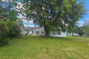 565 W Hartel St, Sour Lake, TX 77659 - Photo 5