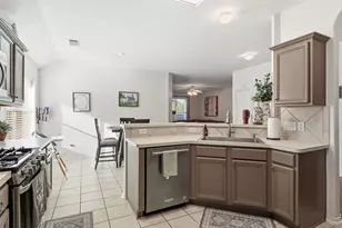 203 Colony Lake Ln, Dickinson, TX 77539 - Photo 7