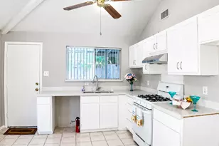 10070 Green Valley Ln, Houston, TX 77064 - Photo 5