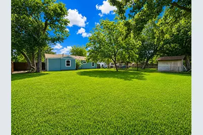 210 Laurel Street, Lake Jackson, TX 77566 - Photo 3