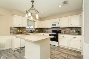 204 Corkwood St, Lake Jackson, TX 77566 - Photo 9
