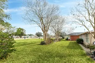 2819 S Peach Hollow Cir, Pearland, TX 77584 - Photo 13